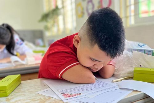 Cậu bé không chân tay tham gia Cuộc thi Chữ đẹp tuổi thơ