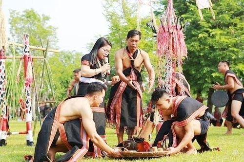 Độc đáo lễ cúng máng nước của người Ca Dong