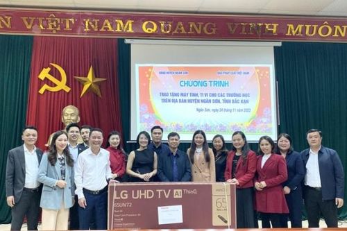 Báo Pháp luật Việt Nam trao quà cho các trường học huyện miền núi tỉnh Bắc Kạn