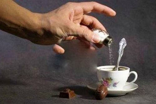 Mâu thuẫn tình cảm, nam thanh niên dùng súng 'ép' người tình uống thuốc tự tử