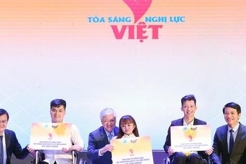 Tôn vinh 35 thanh niên khuyết tật 'tỏa sáng nghị lực Việt' đổi thay cuộc đời