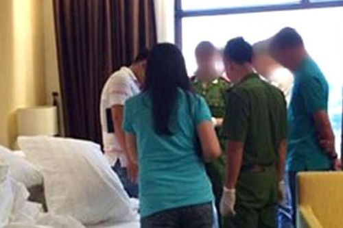 Người đàn ông dùng súng khống chế, ép bạn gái tự tử