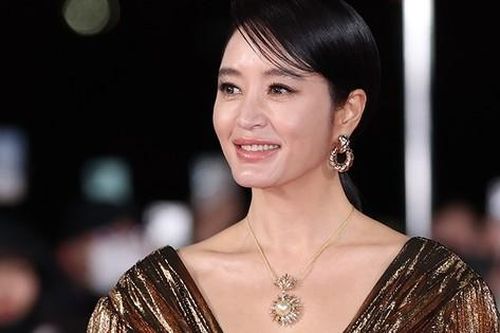 Không ai vượt qua được sự nóng bỏng của Kim Hye Soo dù ở tuổi 53