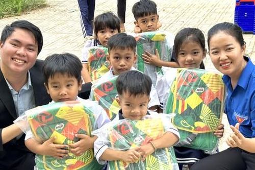 Tuổi trẻ Bình Dương vượt hàng trăm km chăm lo trẻ nghèo ở Bình Thuận