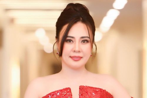 Phan Kim Oanh bồi hồi trước khi trao vương miện cho người kế nhiệm
