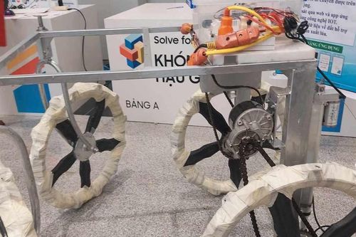 Hai học sinh lớp 9 chế tạo robot giám sát, đánh giá 'sức khỏe' đất