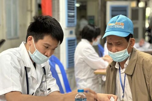 Hàng trăm người dân tới khám, tầm soát bệnh phổi tắc nghẽn mạn tính