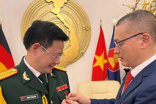 Bộ trưởng Bộ Ngoại giao tặng Bằng khen Phòng Tùy viên Quốc phòng tại Đức