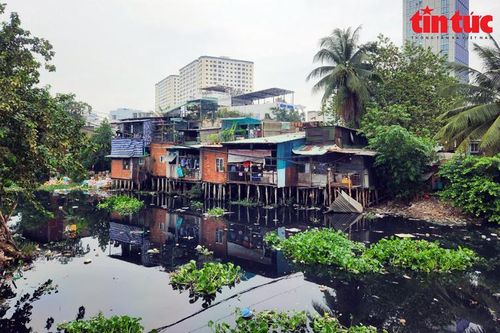 Cận cảnh hàng loạt căn nhà tạm bợ ven kênh rạch ở TP. Hồ Chí Minh di dời chậm