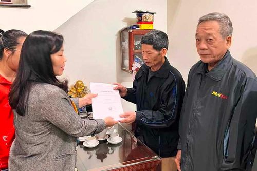 Trả giấy khai tử tại nhà - cách làm nhân văn