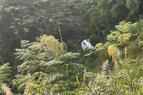 Sơn La: Ô tô mất lái lao xuống vực khiến 2 người bị thương nặng