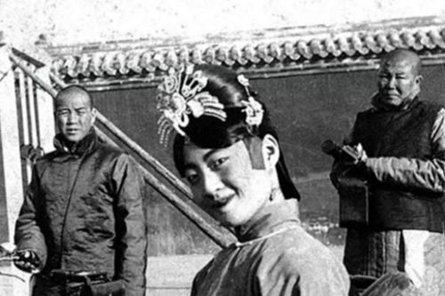 Ảnh cũ nhà Thanh: Uyển Dung diện đồ dạo phố tạo dáng chụp hình, phu kéo xe làm hành động khiến ai cũng cười theo