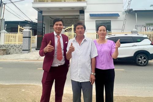 Lộc Fuho bàn giao cơ ngơi khang trang cho bố mẹ vợ, tiết lộ số tiền xây nhà gây bất ngờ