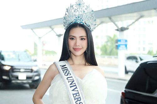 Bùi Quỳnh Hoa lặng lẽ về nước một mình khi trượt MU, không thông báo cho fan ra đón?
