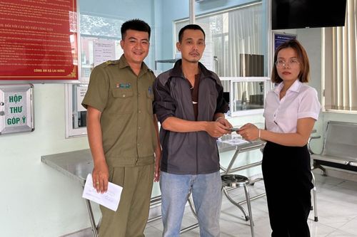 Đang rối rắm vì đánh rơi cọc tiền lớn, nữ kế toán bất ngờ nhận được 'phép màu'