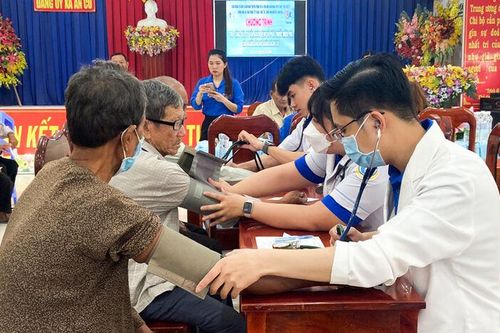 Khám bệnh, phát thuốc, gạo miễn phí cho 200 người dân khó khăn xã An Cư