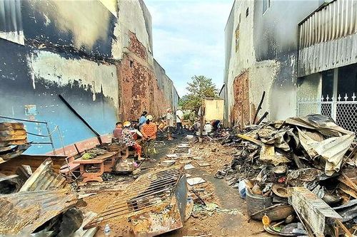 UBMTTQVN TP. Châu Đốc thăm hỏi, động viên các gia đình bị hỏa hoạn ở phường Vĩnh Nguơn