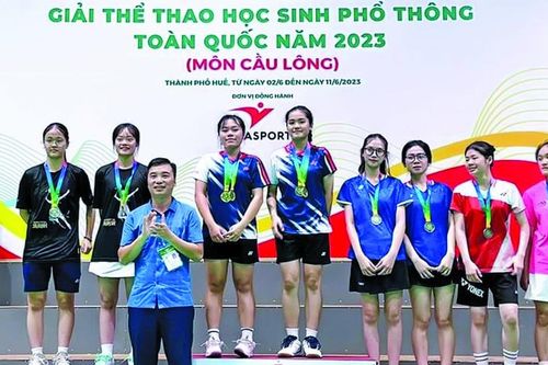 'Gia đình cầu lông' ở phố núi Pleiku