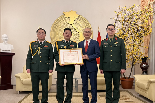 Trao Bằng khen của Bộ trưởng Bộ Ngoại giao tặng Phòng Tùy viên Quốc phòng Việt Nam tại Đức