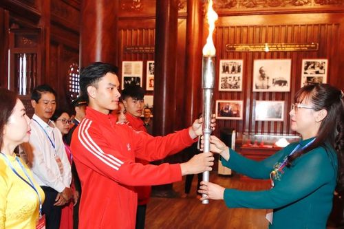 Đoàn đại biểu Hội khỏe Phù Đổng tỉnh dâng hương tại Nhà lưu niệm Chủ tịch Hồ Chí Minh