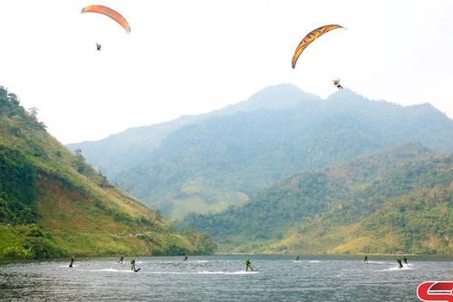 Trải nghiệm trình diễn dù lượn và lướt sóng nghệ thuật