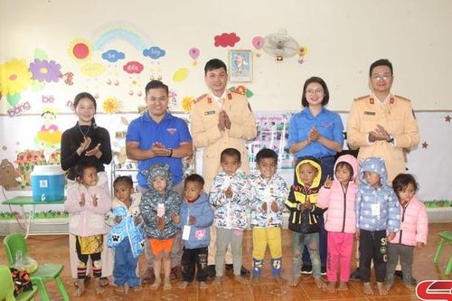 Tặng quà cho học sinh hai điểm trường thuộc Trường mầm non Co Mạ