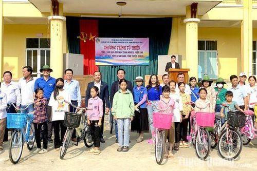 Tòa án nhân dân tỉnh phối hợp tặng quà trị giá trên 200 triệu đồng