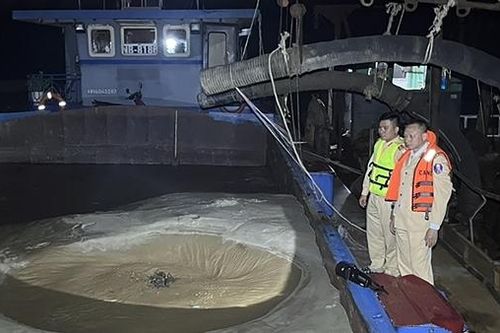 Cảnh sát bắt 2 tàu hút cát trái phép ở Ba Vì