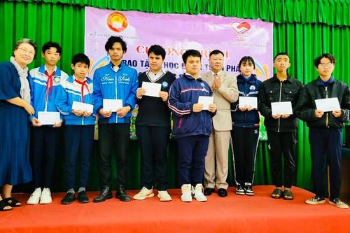 Lâm Đồng: Hơn 108 triệu đồng học bổng tặng học sinh hoàn cảnh đặc biệt khó khăn, học sinh khuyết tật