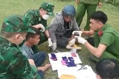 Kẻ vận chuyển ma túy lao xe vào lực lượng chặn bắt để đồng bọn mang 'hàng' chạy trốn