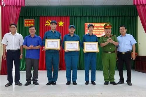 Khen thưởng các cá nhân tham gia truy bắt nhanh nhóm cướp manh động