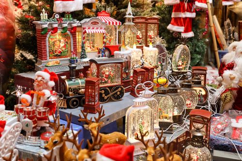 Đồ trang trí Noel 2023 bán tràn ngập, phố Hà Nội rực rỡ sắc màu