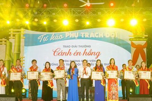 20 giáo viên làm Tổng phụ trách Đội xuất sắc nhận giải thưởng 'Cánh én hồng'
