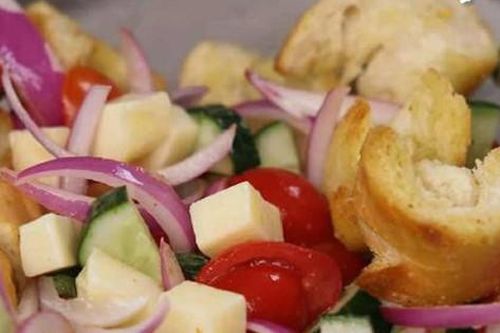 Bánh mì làm salad theo cách này rất ngon, giòn thơm, nhanh gọn, bữa ăn thêm sinh động mà không lo tăng cân