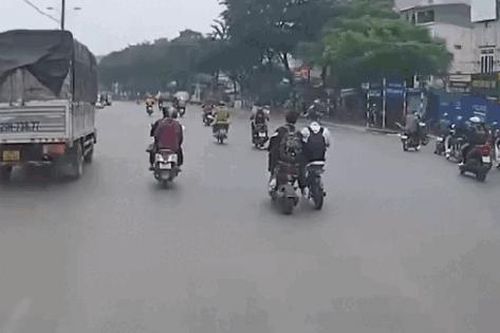 Thót tim cảnh nam sinh ngã trước đầu ô tô vì đẩy bám nhau trên xe đạp điện