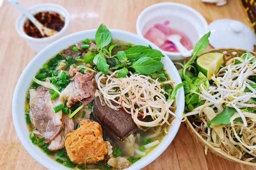 Quán bún bò gốc Huế đông khách khu Hoàn Kiếm