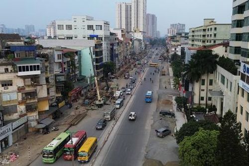 Phố xá thi công nham nhở, người dân phải 'bắc cầu sang... đường'
