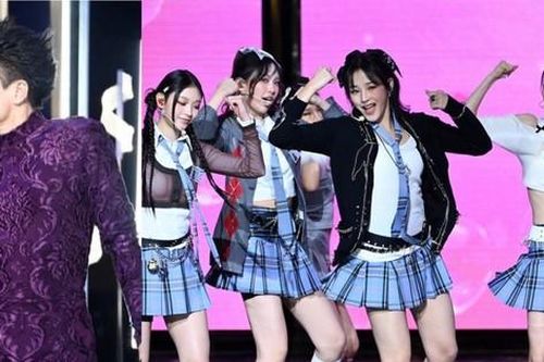 Meme mới hậu 'Rồng Xanh 2023': Sao Hàn hào hứng với NewJeans, 'tắt nụ cười' với JYP