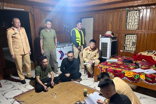 Bắt quả tang nhóm đối tượng lợi dụng đêm tối hút trộm cát trên sông Hồng