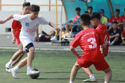 Đương kim vô địch thắng hú vía tân binh Vinschool