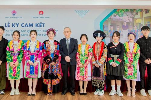 Một trường học Hà Nội cấp học bổng cho 30 sinh viên huyện Mèo Vạc