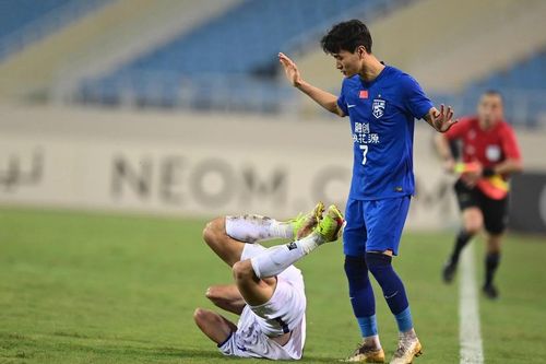 'Ronaldo Trung Quốc' bị AFC phạt nặng vì đá vào mặt Xuân Mạnh trong trận thua Hà Nội FC