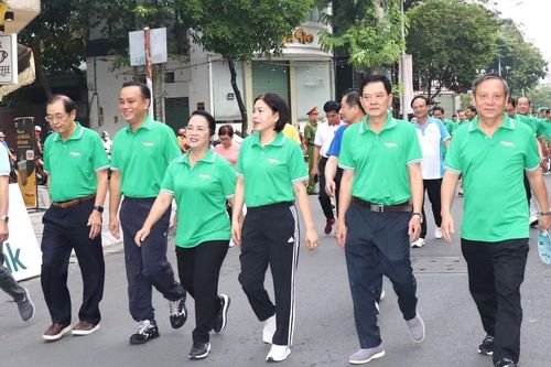 Hơn 4.000 người dậy sớm, đi bộ đóng góp gần 12 tỷ đồng chăm lo người nghèo