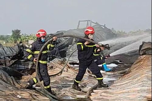 Hải Phòng: Cháy nhà xưởng có chứa hóa chất rộng 1000m2 tại huyện An Lão