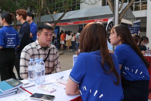 Ngày hội việc làm khối ngành kinh tế: Không chờ sinh viên tốt nghiệp mới tuyển dụng