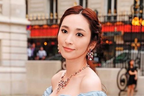 Nữ người mẫu vỡ mộng, sống trôi dạt sau khi hôn phu tỷ phú bị kết tội