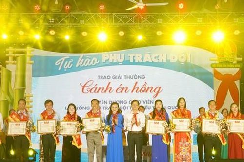 Vinh danh 20 giáo viên Tổng phụ trách Đội nhận giải thưởng Cánh én hồng 2023