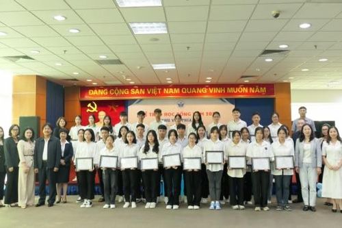 Trao học bổng cho tân sinh viên G17 năm 2023 khu vực phía Bắc