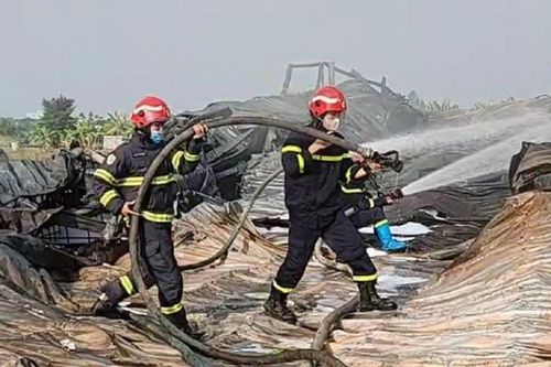 Cháy xưởng da giày, khói lửa bùng lên nghi ngút