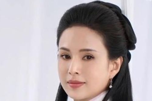 'Tiểu Long Nữ' U60 kiếm hàng tỷ đồng cho mỗi lần xuất hiện